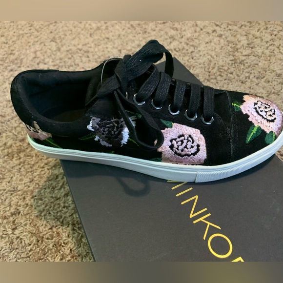 🌴 New REBECCA MINKOFF Bleecker Floral Embroidery SNEAKERS 7.5 Black Suede NWT - Picture 3 of 9